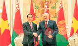Chủ tịch nước Trần Đại Quang và Tổng thống Belarus Alexander Lukashenko tại Lễ ký Tuyên bố chung Về phát triển toàn diện và sâu rộng giữa Cộng hòa xã hội chủ nghĩa Việt Nam và Cộng hòa Belarus. (Ảnh: Nhan Sáng/TTXVN)