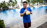Zhang Lei, du khách Trung Quốc cho biết ngoài những người bạn đi cùng, ông không gặp ai nói tiếng Trung tại khách sạn đang ở. Ảnh: NYTimes