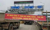 Các chủ phương tiện căng băng rôn phản ứng thu phi tại trạm BOT Tam Nông