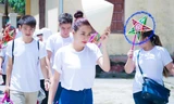 Hoàng Thùy Linh giản dị đi làm từ thiện