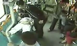 Sản phụ được chồng đặt nằm lên hàng ghế trên xe buýt. Ảnh: CCTV News
