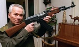 Mikhail Kalashnikov-'cha đẻ' của AK-47. Ảnh: AP 