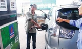 Theo đại diện nhiều doanh nghiệp xăng dầu đầu mối, cần nhiều cơ chế hơn nữa mới khuyến khích doanh nghiệp và người dân sử dụng xăng E5. Ảnh: Hồng Vĩnh.
