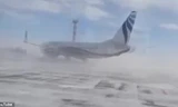 Chiếc Boeing 70 tấn xoay tròn trước sức gió dữ dội ở sân bay Siberia. Ảnh: Youtube.