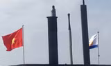Uy nghiêm lễ thượng cờ trên tàu ngầm Kilo Hà Nội