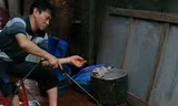 Rợn người, đèn khò nướng đùi gà trên nền nhà bẩn thỉu
