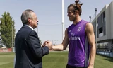 Nhiều cầu thủ bất bình khi Gareth Bale (phải) đề xuất tăng lương với Chủ tịch Perez. Ảnh: Getty Images.