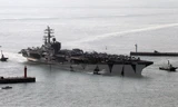 Tàu sân bay USS Ronald Reagan của Mỹ cập cảng ngoài khơi phía Đông Nam thành phố Busan, Hàn Quốc. (Nguồn: EPA/TTXVN)