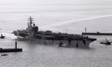 Tàu sân bay USS Ronald Reagan của Mỹ cập cảng ngoài khơi phía Đông Nam thành phố Busan, Hàn Quốc. (Nguồn: EPA/TTXVN)