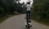 Nam thanh niên "làm xiếc" trên chiếc xe không người điều khiển. Ảnh cắt từ clip.