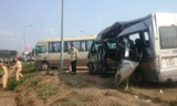 Hiện trường vụ xe khách đâm nhau thảm khốc ở Hà Nội