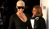 Amber Rose diện váy hở bạo khoe vòng một khủng