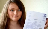Nicole và giấy mời gia nhập tổ chức Mensa. Ảnh: Cosmopolitan.