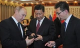Theo kênh RT của Nga, chiếc điện thoại được ông Putin tặng cho ông Tập là điện thoại thông minh do Nga sản xuất mang thương hiệu YotaPhone 2.