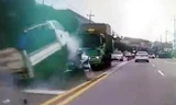 Tai nạn thảm khốc khi xe tải chèn nát ô tô