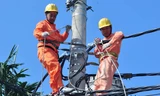 Công nhân Tổng công ty điện lực Hà Nội khắc phục sự cố để đảm bảo cấp điện nhanh nhất cho khách hàng. Ảnh: Hoa Việt Cường.