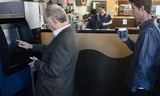 Người dân đợi xếp hàng đợi giao dịch tại ATM Bitcoin đầu tiên của thế giới ở Canada.