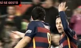 Khoảnh khắc Suarez có vẻ như lúng túng giải thích về pha chớp cơ hội ghi bàn, trong khi Neymar ra dấu hiệu về việc bị "hớt tay trên".
