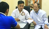 Giáo sư Trần Quán Anh (phải) cùng đồng nghiệp tư vấn cho bệnh nhân nam khám vô sinh. Ảnh: MT.