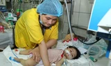 Một bệnh nhân nhi đang điều trị tại Khoa Nhi, Bệnh viện Bạch Mai. (Ảnh: Qúy Trung/TTXVN)