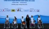 Đại diện Hội học bổng Trang Đoàn Việt Nam trao tặng xe lăn cho các nạn nhân chất độc da cam/dioxin. Ảnh: Giang Thanh