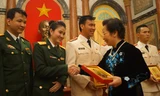 Phó Chủ tịch nước Nguyễn Thị Doan cùng các đại biểu thanh niên ưu tú của lực lượng vũ trang (ảnh: Nguyễn Minh)