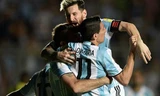 Messi lập siêu phẩm sút phạt, giải cứu Argentina