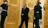 Tổng thống Nga Vladimir Putin bước vào hội trường tiếp 15 đại sứ nước ngoài ở Kremlin. (Ảnh: AP)