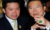 Tỷ phú Charoen Sirivadhanabhakdi (bên phải) và con trai, Thapana - hiện đang là CEO của Thaibev.