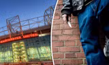 Fan cuồng mang dao xông vào sân Old Trafford