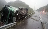 Xe tải 60 tấn lật ngang trên cao tốc Nội Bài - Lào Cai