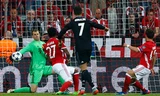 Neuer có ít nhất ba pha cứu thua xuất thần, giúp Bayern không bị Real đào sâu cách biệt tỷ số trong trận tứ kết lượt đi tại Munich. Ảnh: Reuters.
