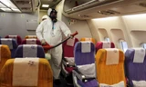 Bộ Y tế đã đưa ra khuyến cáo cho người dân để phòng chống dịch bệnh MERS nguy hiểm chết người. Trong ảnh: Một thành viên của phi hành đoàn Thai Airways tẩy sạch các cabin máy bay để phòng ngừa MERS lây lan. Ảnh: Reuters. 