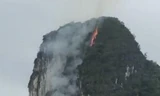Núi đá giữa vịnh Hạ Long bốc cháy nghi ngút: Do tự nhiên?