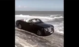 Đưa siêu xe Rolls-Royce xuống biển để... rửa xe
