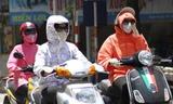 Người dân che kín khi đi ra đường trong trời nắng nóng
