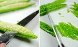 Bổ dọc quả mướp đắng, móc bỏ phần ruột rồi thái miếng mỏng