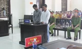 Bị cáo Mai Văn Nguyên và Đinh Hữu Tình tại phiên xử sơ thẩm. Ảnh: T.A