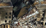 Một phần của Lầu Năm Góc bị sụp đổ sau khi bị chiếc máy bay đâm vào. Ảnh: AFP
