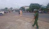 Lực lượng công an chốt chặn điều tiết giao thông và truy bắt các đối tượng bỏ trốn.