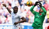 Tiền đạo Jozy Altidore (Mỹ, trái) đánh đầu trước thủ thành Onur Recep Kivrak (Thổ Nhĩ Kỳ).