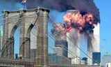 Tháp thứ hai tại Trung tâm Thương mại Thế giới bốc lửa trong vụ tấn công khủng bố ngày 11/9/2001 ở New York, Mỹ. Ảnh: Reuters.