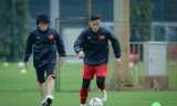 Cầu thủ Quế Ngọc Hải tập riêng với bác sĩ dưới cái lạnh 13 độ của Hà Nội, chuẩn bị cho lượt về AFF Cup. Ảnh: Zing