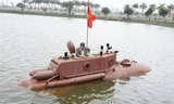 Ông Nguyễn Quốc Hòa đã thử nghiệm thành công tàu ngầm ở trong hồ. Ảnh: Thiên Sứ.