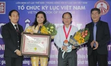 Bà Trần Uyên Phương – Phó Tổng Giám đốc tập đoàn Tân Hiệp Phát cùng Ông Nguyễn Văn Tư – Giám đốc khối Nghiên cứu và Phát triển đón nhận bằng xác lập kỷ lục và huy hiệu do Tổ chức kỷ lục Việt Nam trao cho cuốn sách THP Innnovation