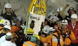 Người thợ mỏ Chile đầu tiên được đưa lên mặt đất từ độ sâu 700 mét trong niềm vui vỡ òa của lực lượng giải cứu.