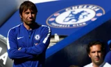 Conte đứng trước cỗ máy xay huấn luyện viên nổi tiếng Ngoại hạng Anh là Chelsea. Ảnh: Reuters.