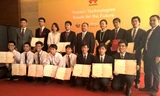 Các sinh viên Việt Nam nhận chứng chỉ kết thúc khóa học chụp ảnh lưu niệm cùng lãnh đạo và nhân viên tập đoàn Huawei tại trụ sở chính của Huawei tại TP Thẩm Quyến, Trung Quốc. 