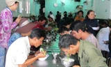 Khách đến ăn ở quán cơm Nụ Cười 1 chủ yếu là khách nghèo