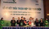 Ông Nghiêm Xuân Thành, Ủy viên HĐQT kiêm Tổng Giám đốc Vietcombank (hàng đầu, bên trái) và ông Phạm Lê Thanh, Tổng Giám đốc EV ký kết thỏa thuận hợp tác toàn diện 